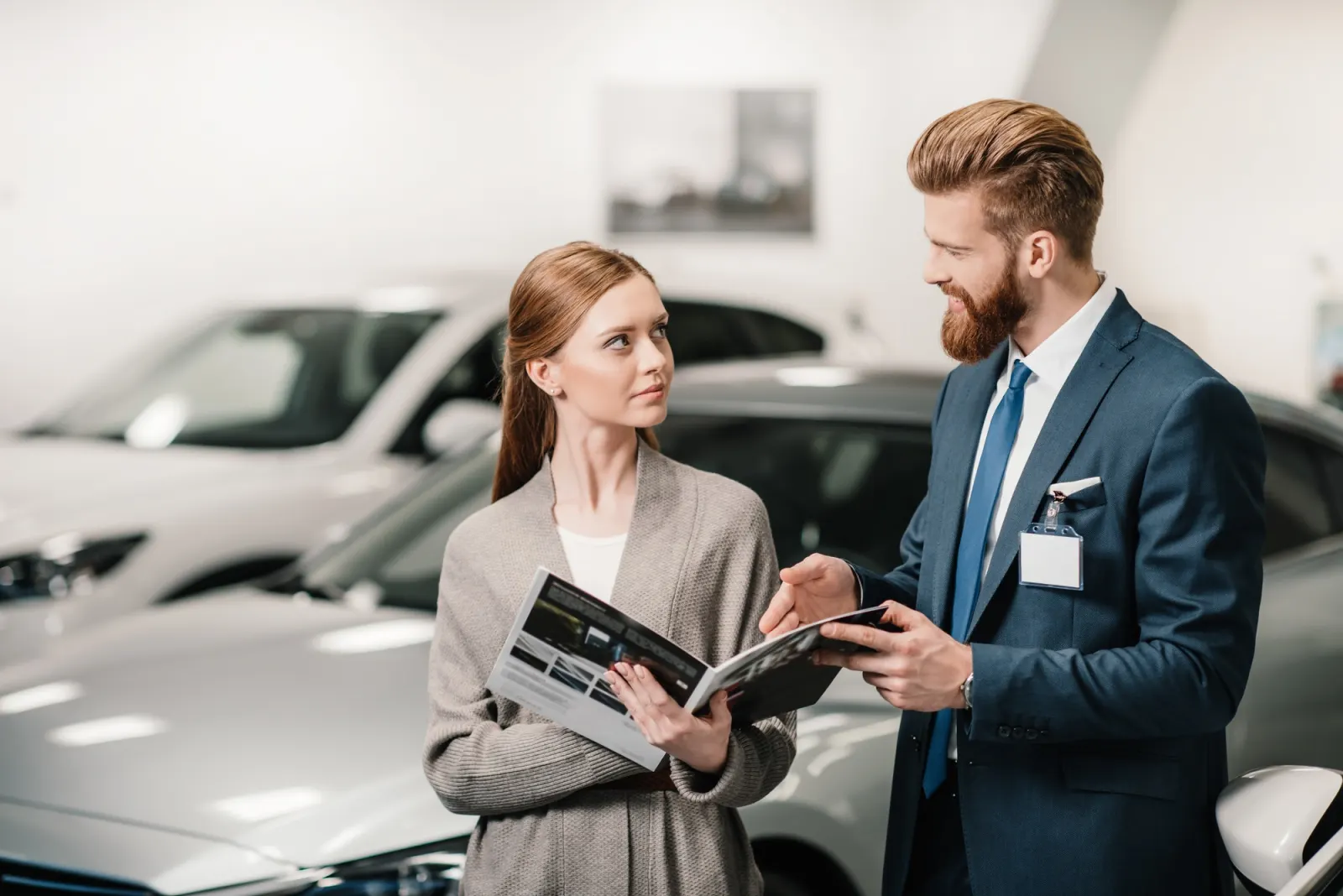 Consultant ProMobility prezentând opțiuni unei cliente într-un showroom auto